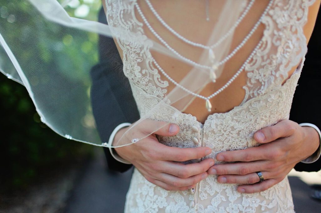 Hochzeitstrend Brautkleid mit Rückenkette