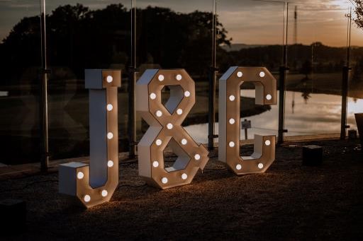 Leuchtbuchstaben als Highlight zur Hochzeit