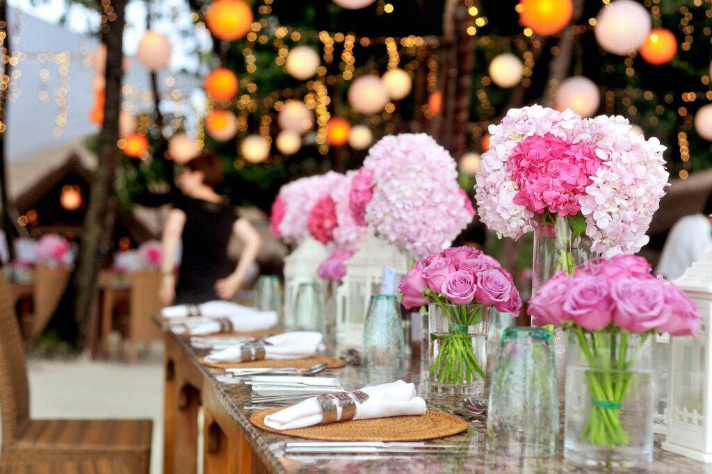rosa Tischdekoration bei Hochzeit im Außenbereich
