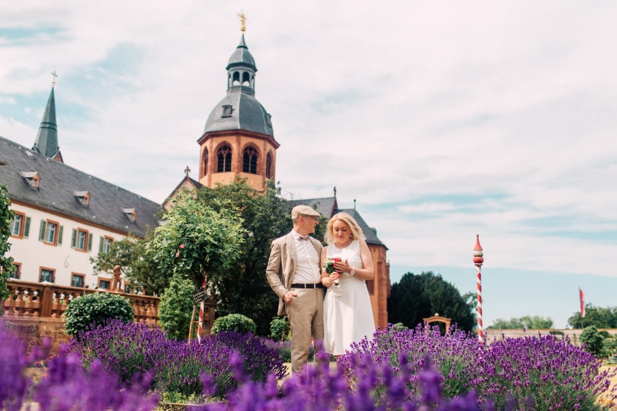 Brautpaar steht im Klostergarten und der Lavendel blüht
