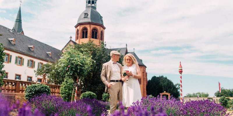 Brautpaar steht im Klostergarten in Seligenstadt