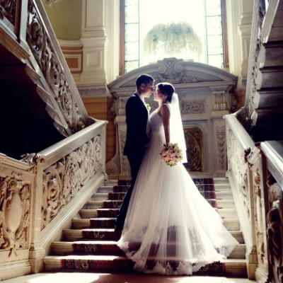 Brautpaar im Schloss auf wunderschöner Treppe