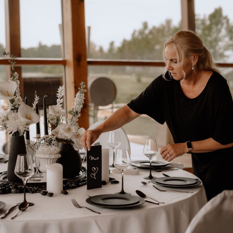 Kathrin Wolf Hochzeitsplanerin kontrolliert die Tischdekoration