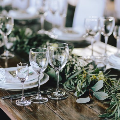Tischdekoration Hochzeit mit viel Grün