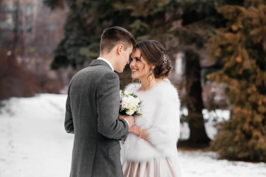 Brautpaar im Winter im Wald