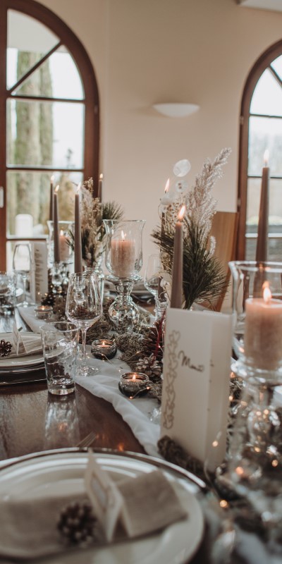 winterliche Tischdekoration für eine Hochzeit im Weingut