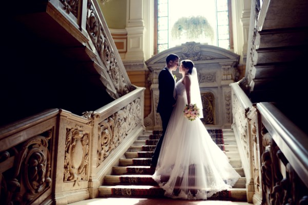Brautpaar auf Schlosstreppe