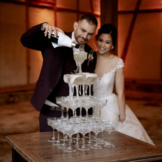 Brautpaar mit Champagner Pyramide