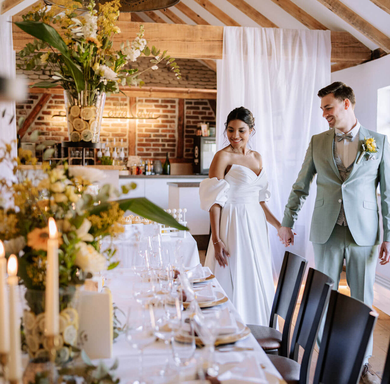 Brautpaar an Dinnertisch