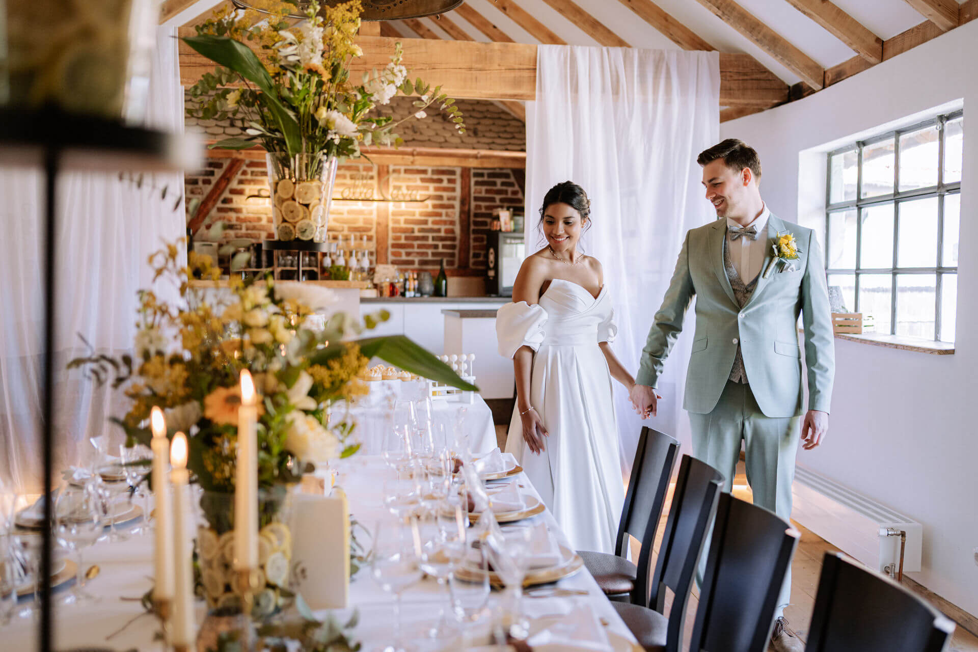 Brautpaar an Dinnertisch