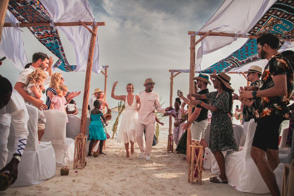 Heiraten in Kenia: Brautpaar feiert Hochzeit im Osten Afrikas vor Freunden & Familien am Strand