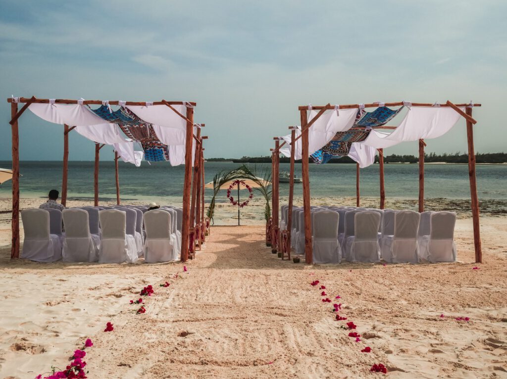 Romantischer Trauort am Strand mit weißem Pavillon und Meerblick für eine Hochzeit in Kenia – traumhafte Kulisse für die Hochzeitsplanung und das Heiraten in Kenia.