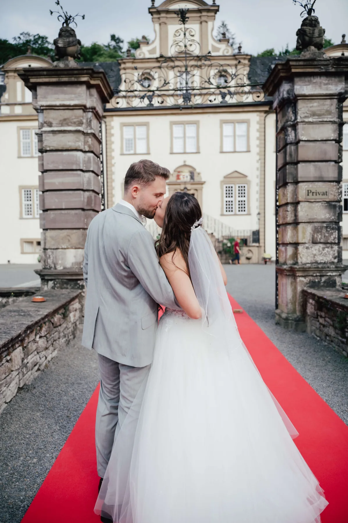 Brautpaar vor einem Schloss