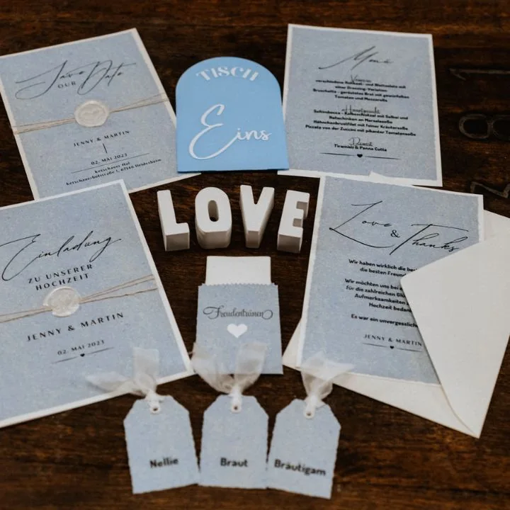 Handgemachte Hochzeitspapeterie in Hellblau und Weiß