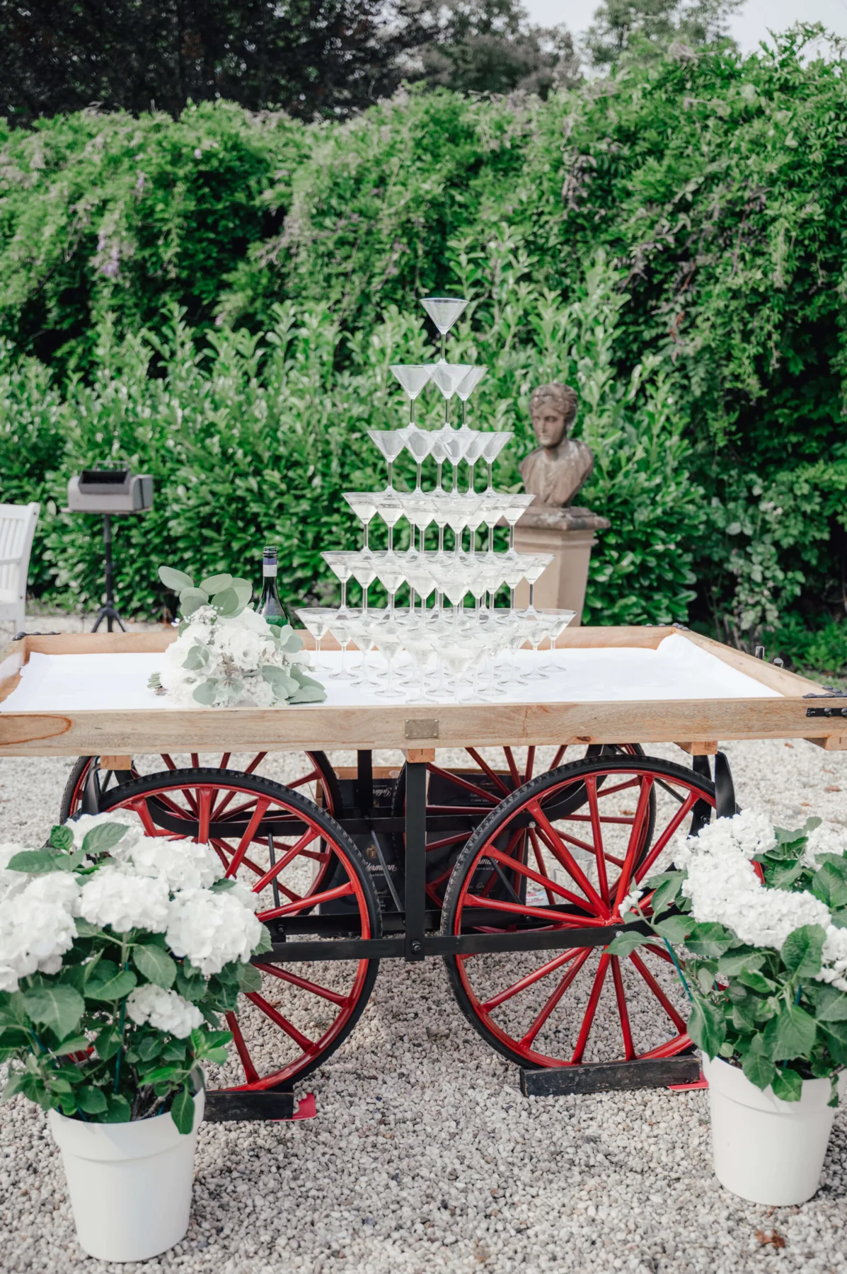 Hochzeitstorte auf einem dekorierten Wagen im Garten