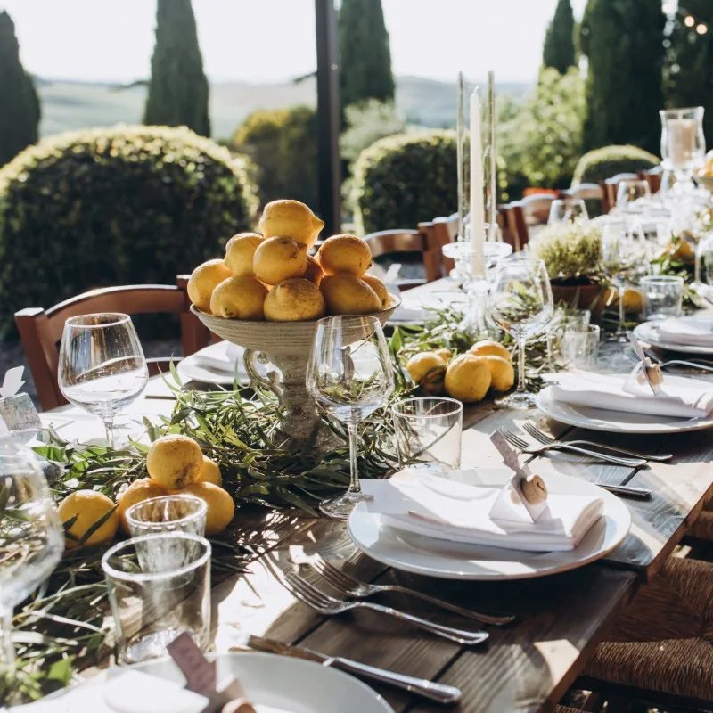 mediterrane Tischdekoration für eine Sommerhochzeit