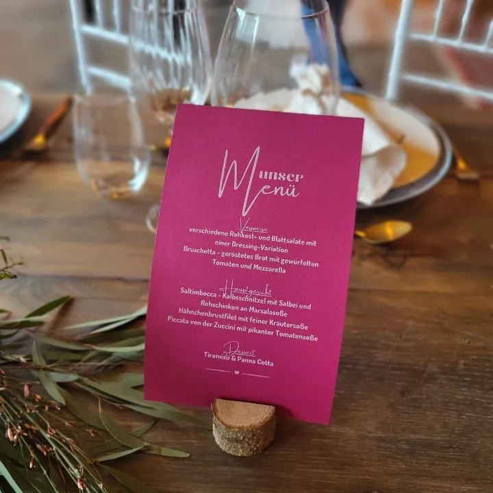 Menükarten in der Farbe Magenta