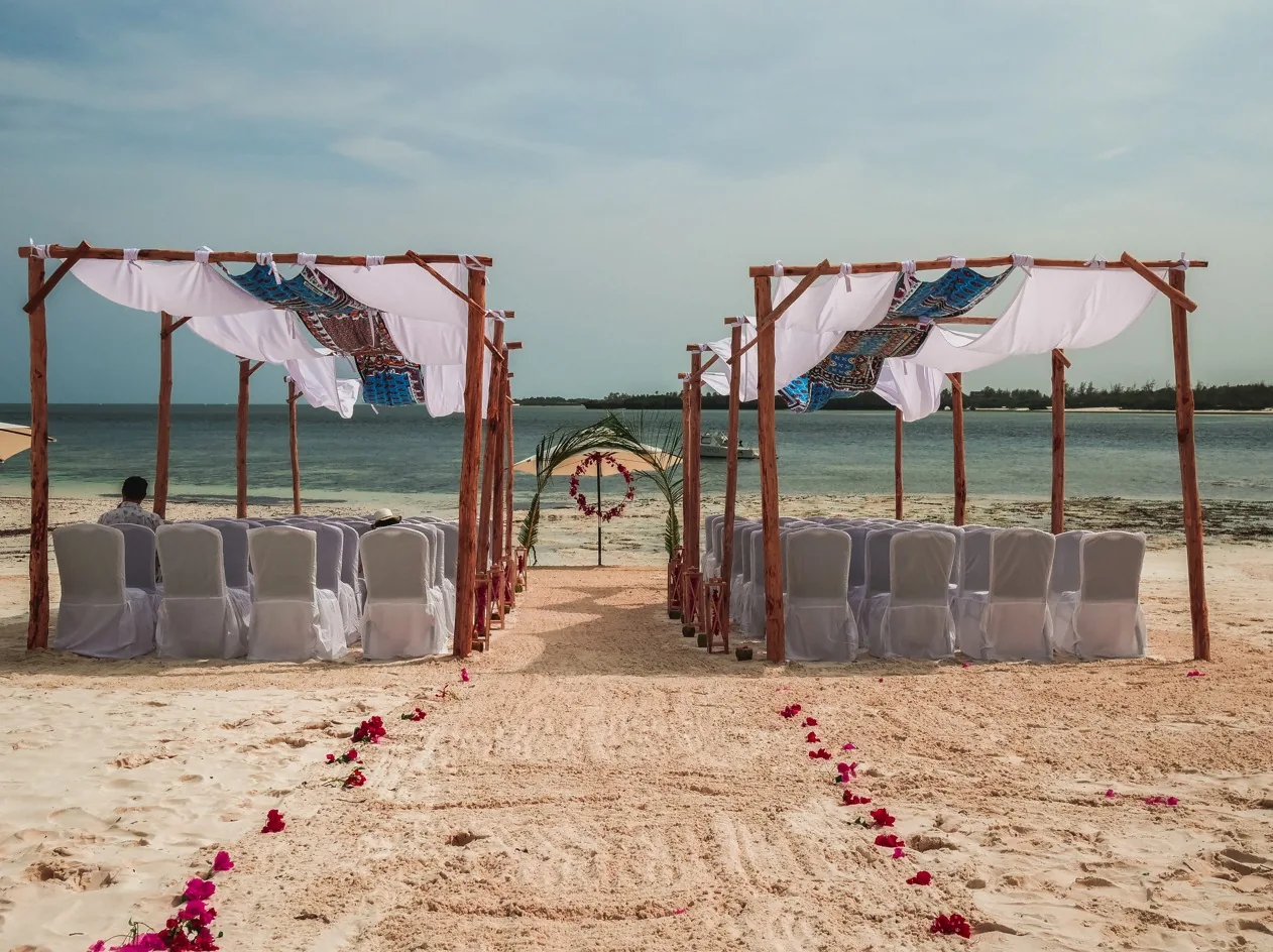Romantischer Trauort am Strand mit weißem Pavillon und Meerblick für eine Hochzeit in Kenia – traumhafte Kulisse für die Hochzeitsplanung und das Heiraten in Kenia.