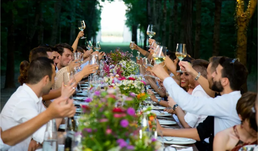 Sommerhochzeit Gäste feiern draußen