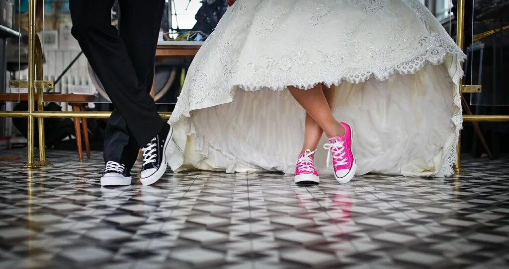 stylische Turnschuhe zum Brautkleid