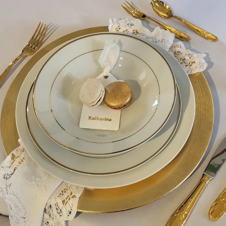 Tischnamensschilder in Gold kombiniert mit Maccarons